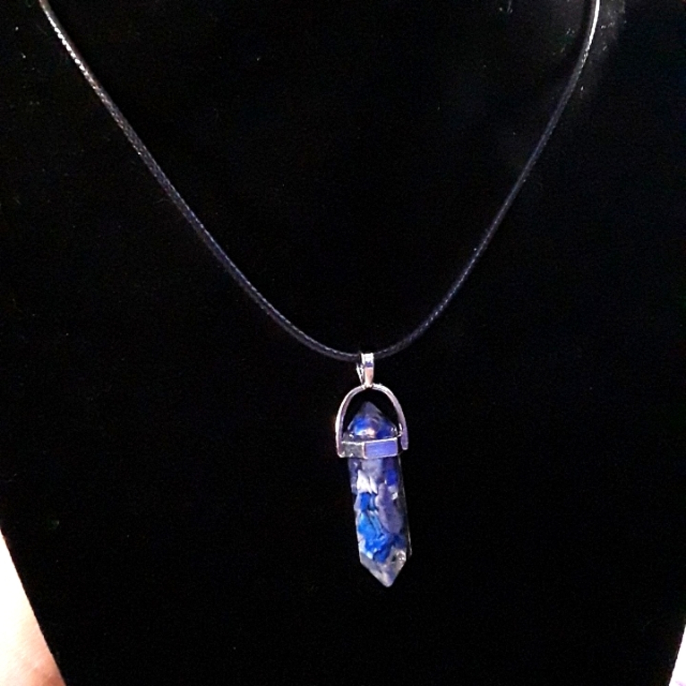 RESIN CRYSTAL WITH BLUE CHIPS AND CORD NEW